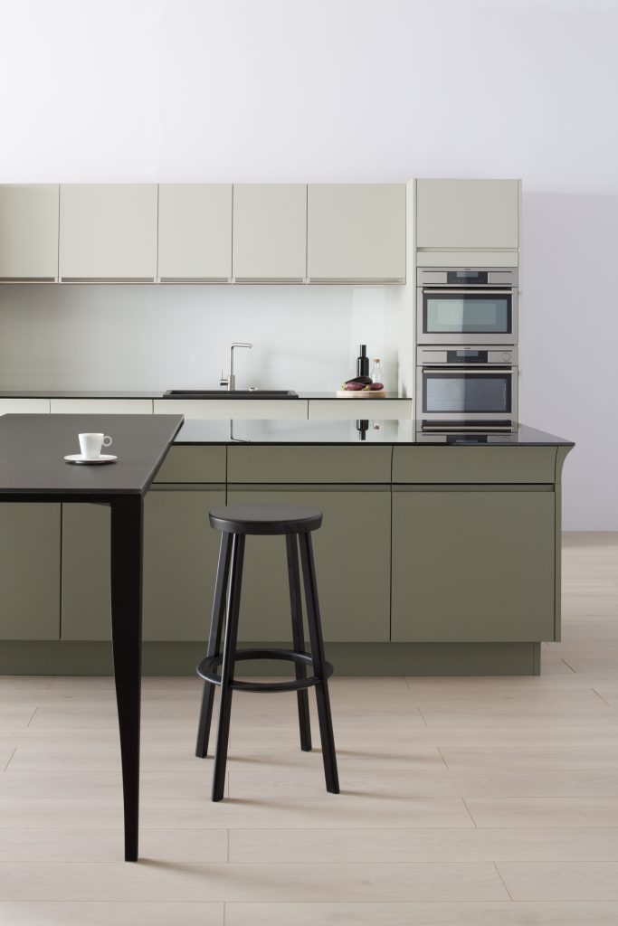 cuisine-equipee-laque-mate-kaki