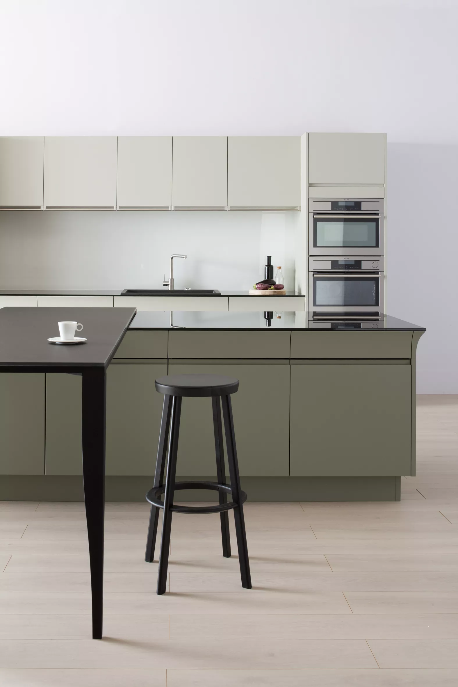cuisine-equipee-laque-mate-kaki