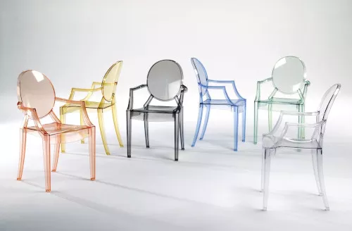 La chaise design de Philippe Starck se décline désormais en plusieurs coloris. Transparente ou colorée, elle trouve aisément sa place dans toutes les pièces de la maison.