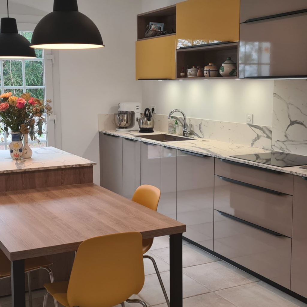 cuisine-beige-jaune-laque-angouleme