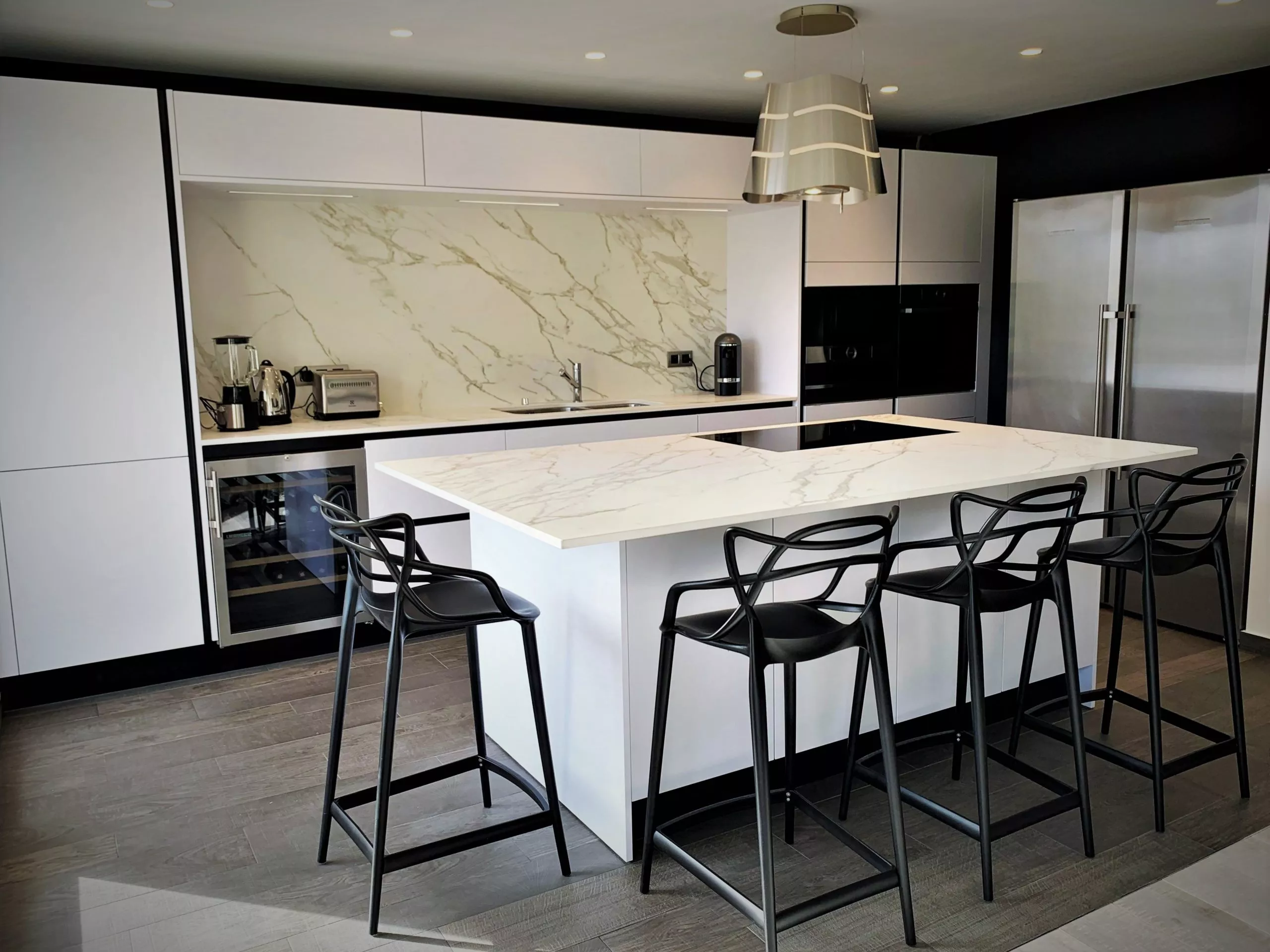cuisine-blanche-effet-marbre-chaise-haute-vincennes