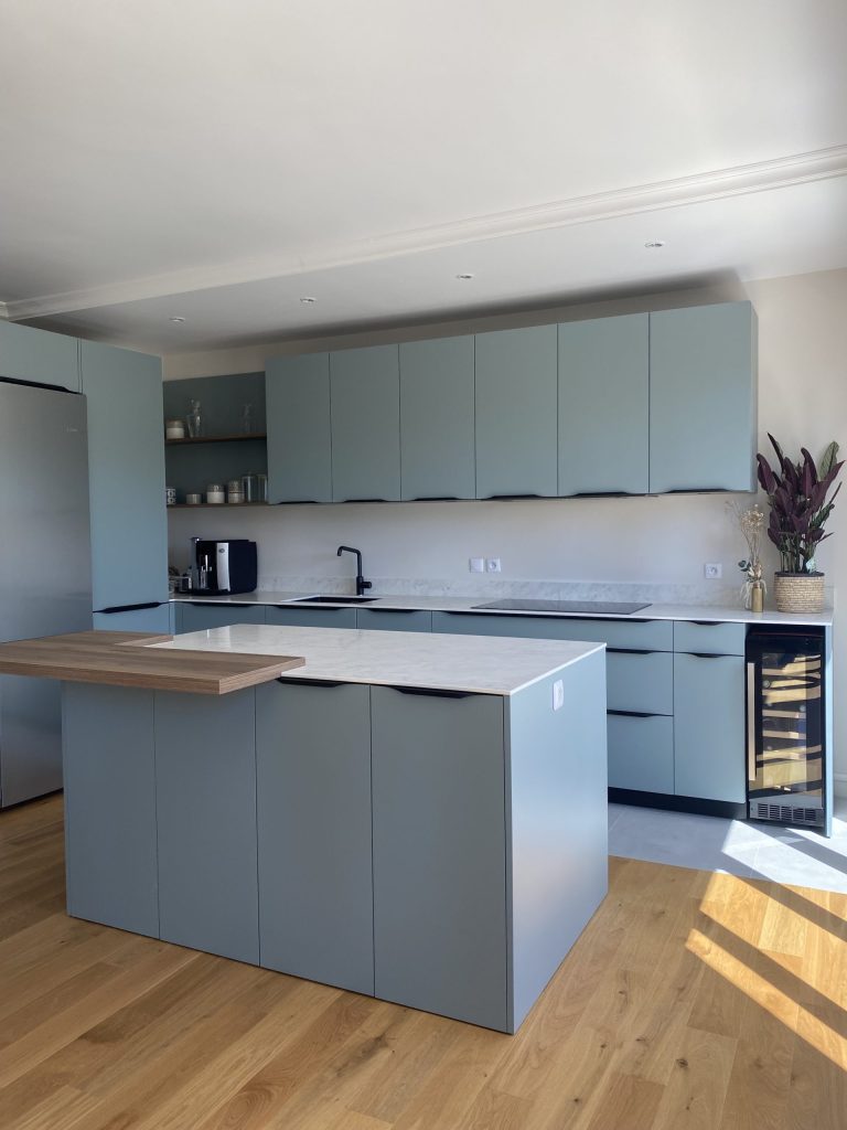 cuisine-bleue-plan-ceramique-blanc-vincennes