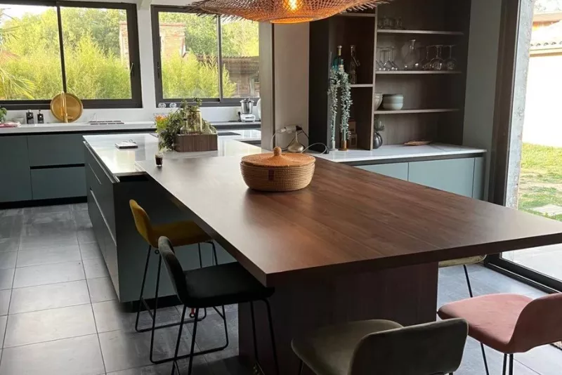 cuisine-contemporaine-blanc-decor-bois-arthur-bonnet-beauzelle-blagnac