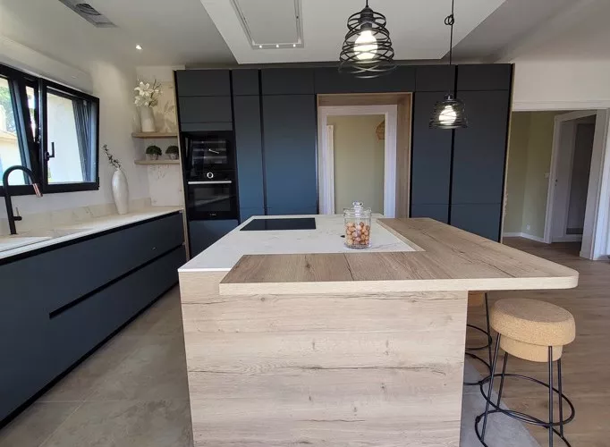 cuisine-design-bois-moderne-frejus