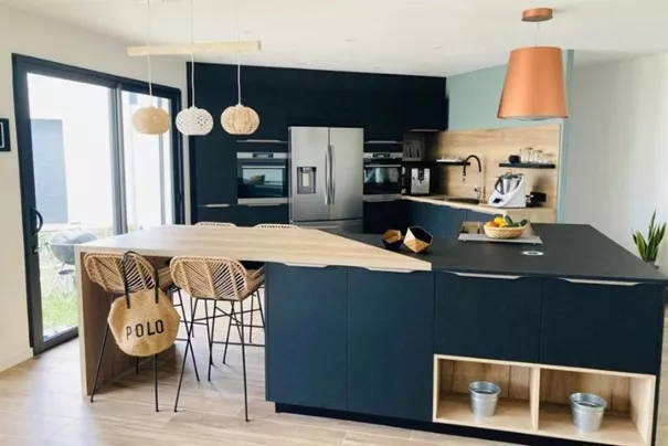 cuisine-design-ilot-atypique-noir-veloute-fenix-frejus