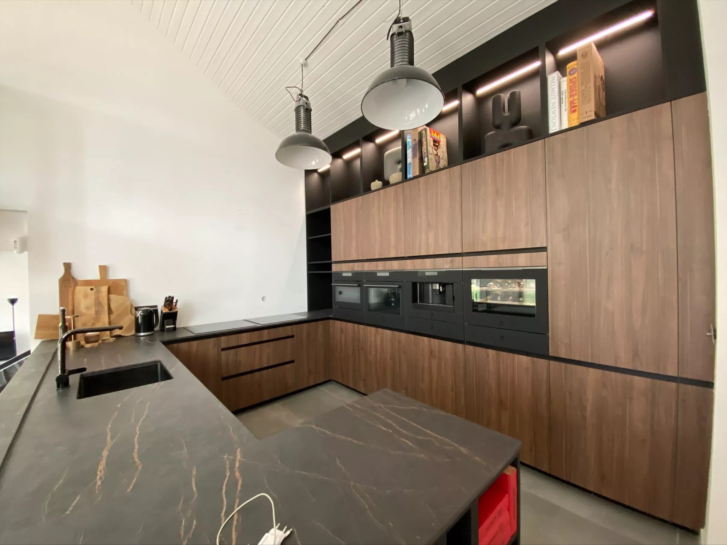 cuisine-design-noyer-niches-sainte-eulalie