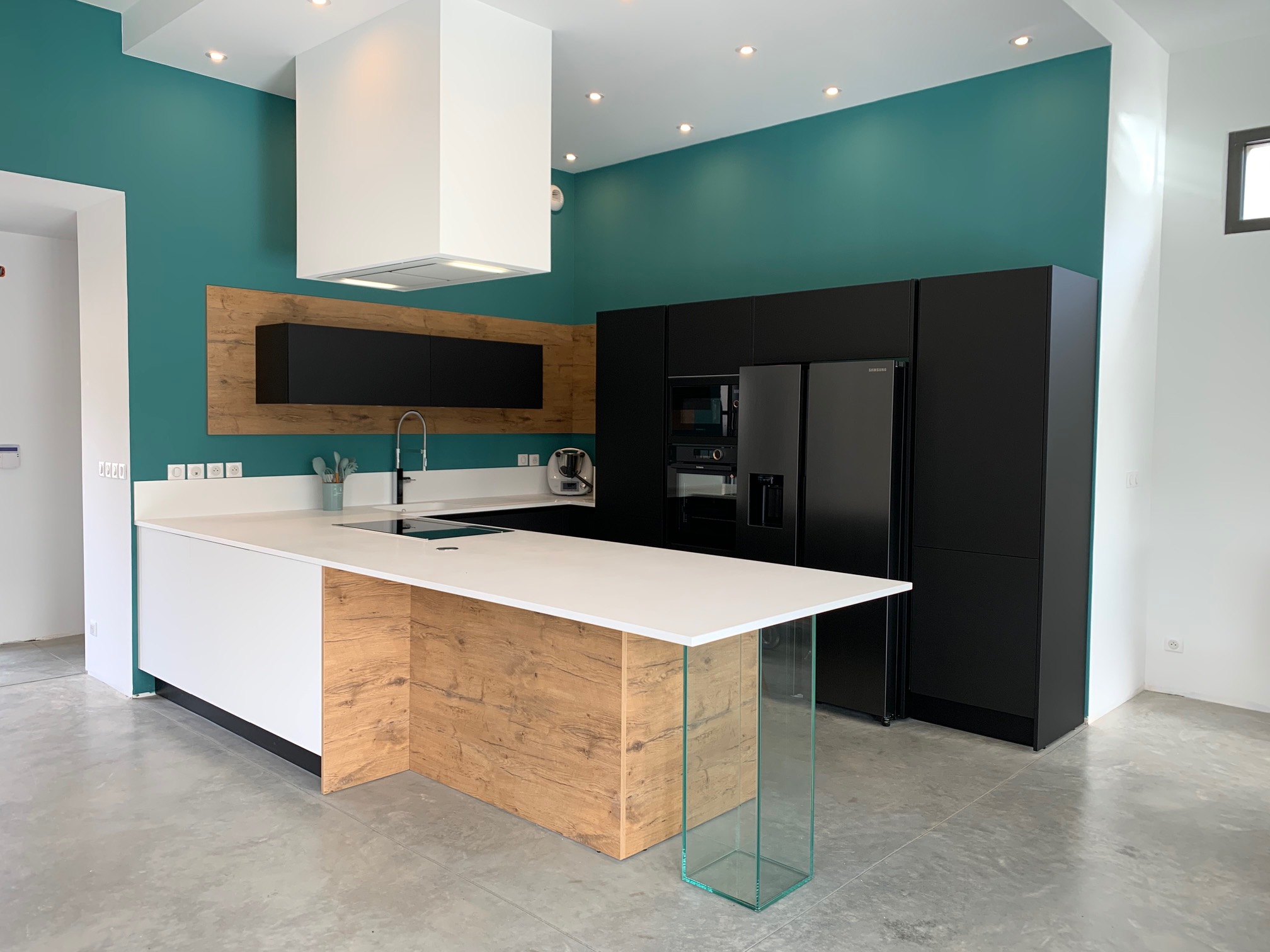 cuisine-elegante-blanc-bois-noir-bleu-turquoise-portet-sur-garonne