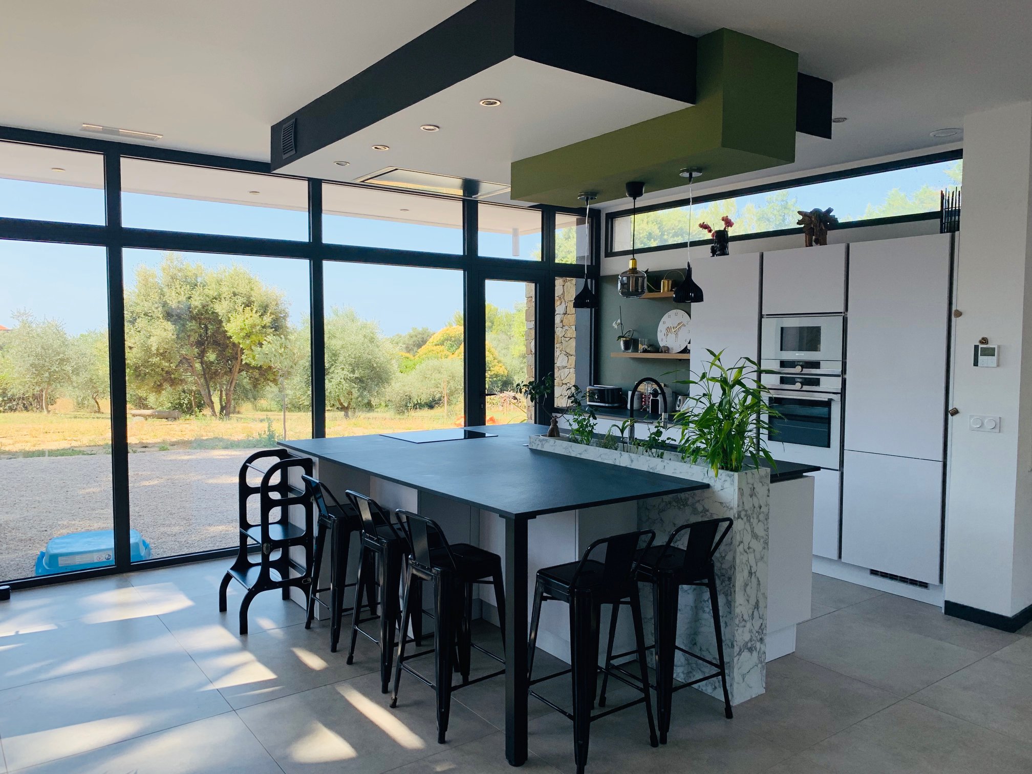 cuisine-fonctionnelle-avec-baies-vitrees-marseille