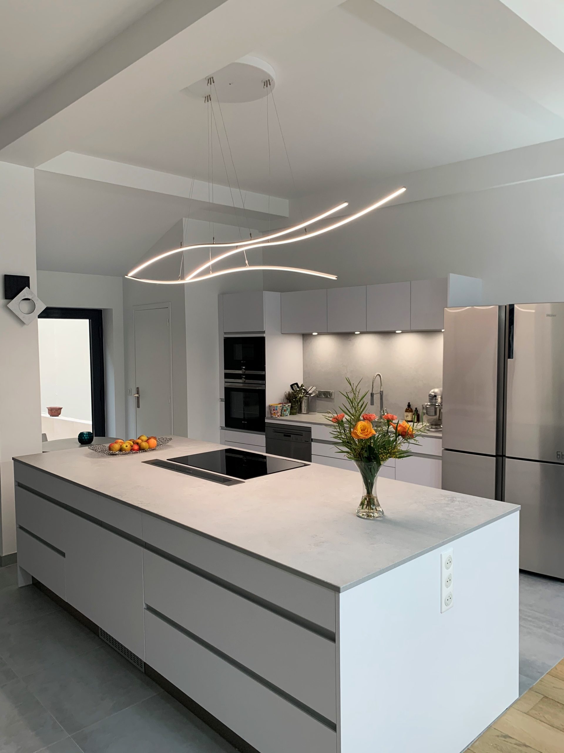 cuisine-ilot-blanc-ouverte-elegante-vincennes