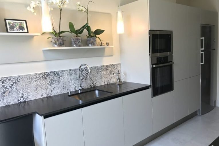 cuisine-melamine-blanc-granit-carreaux-ciment-chantilly