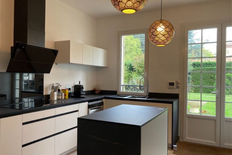 cuisine-moderne-elegante-lumineuse-blanc-noir-sainte-eulalie-pessac