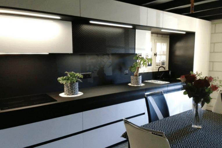 cuisine-moderne-minimaliste-et-elegante-noir-et-blanc-angers
