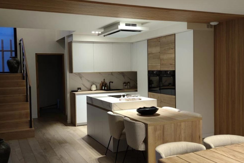 cuisine-moderne-minimaliste-et-epuree-blanc-et-bois-laval-53