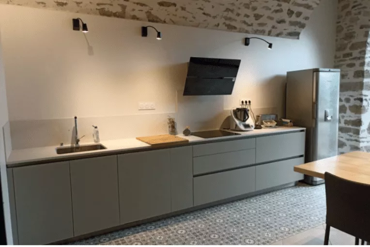 cuisine-moderne-verte-blanche-cannes