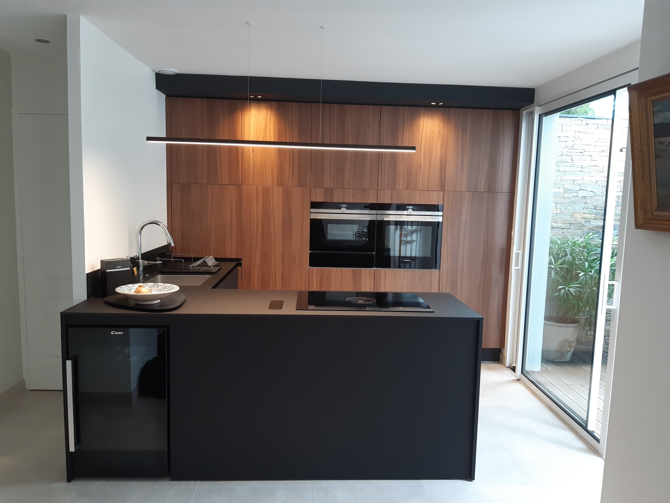cuisine-noir-bois-ouverte-angers