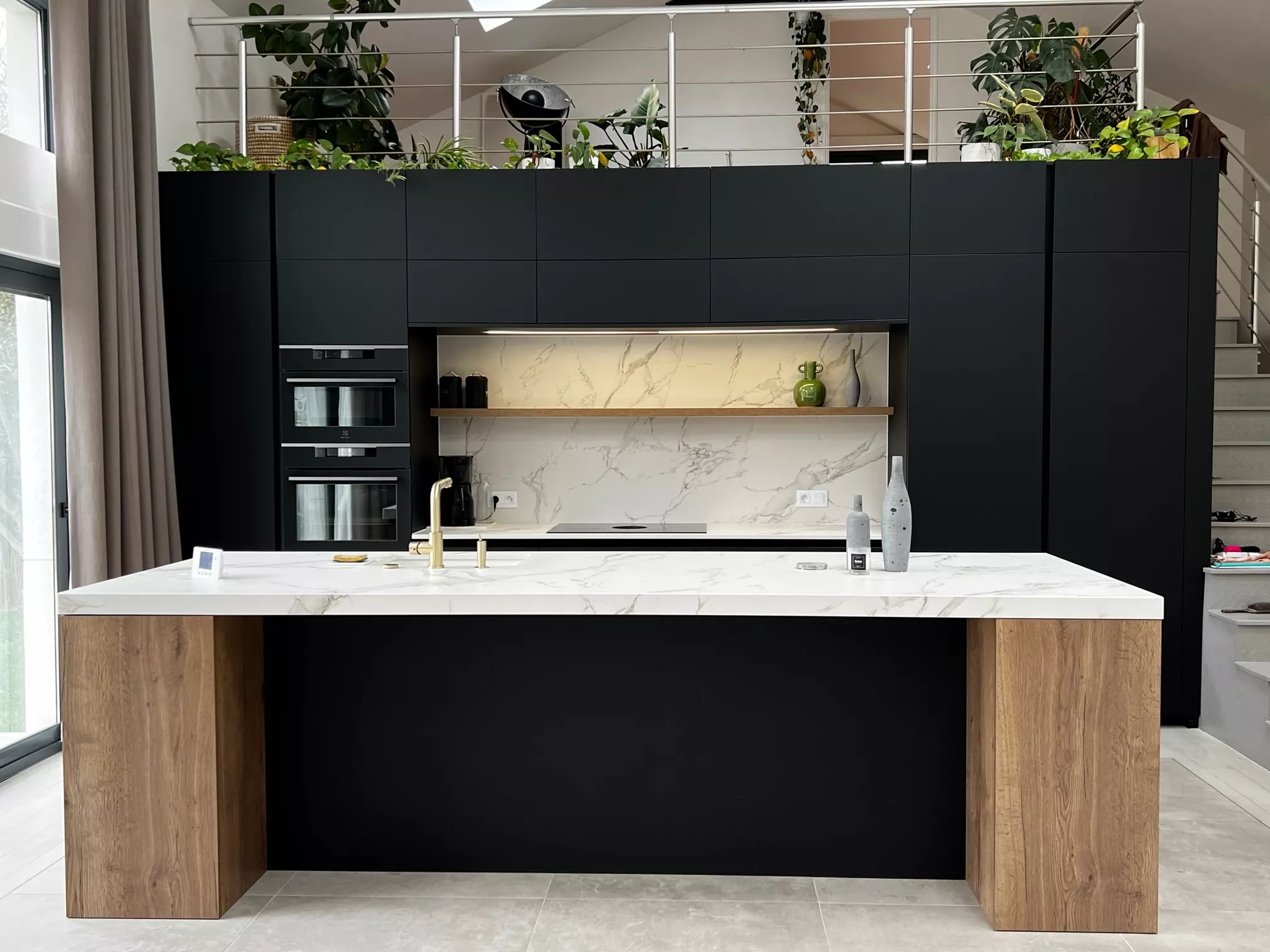cuisine-noire-bois-marbre-ermont
