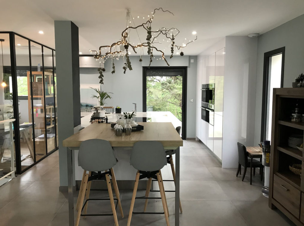 cuisine-ouverte-conviviale-blanche-bois-villeneuve-sur-lot