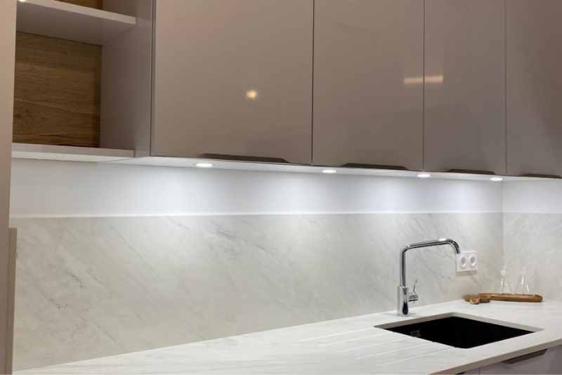 cuisine-sobre-claire-lumineuse-marbre-vincennes