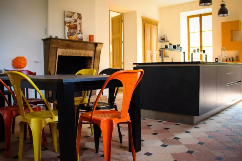 cuisine-sophistiquee-chaises-vintage-laval