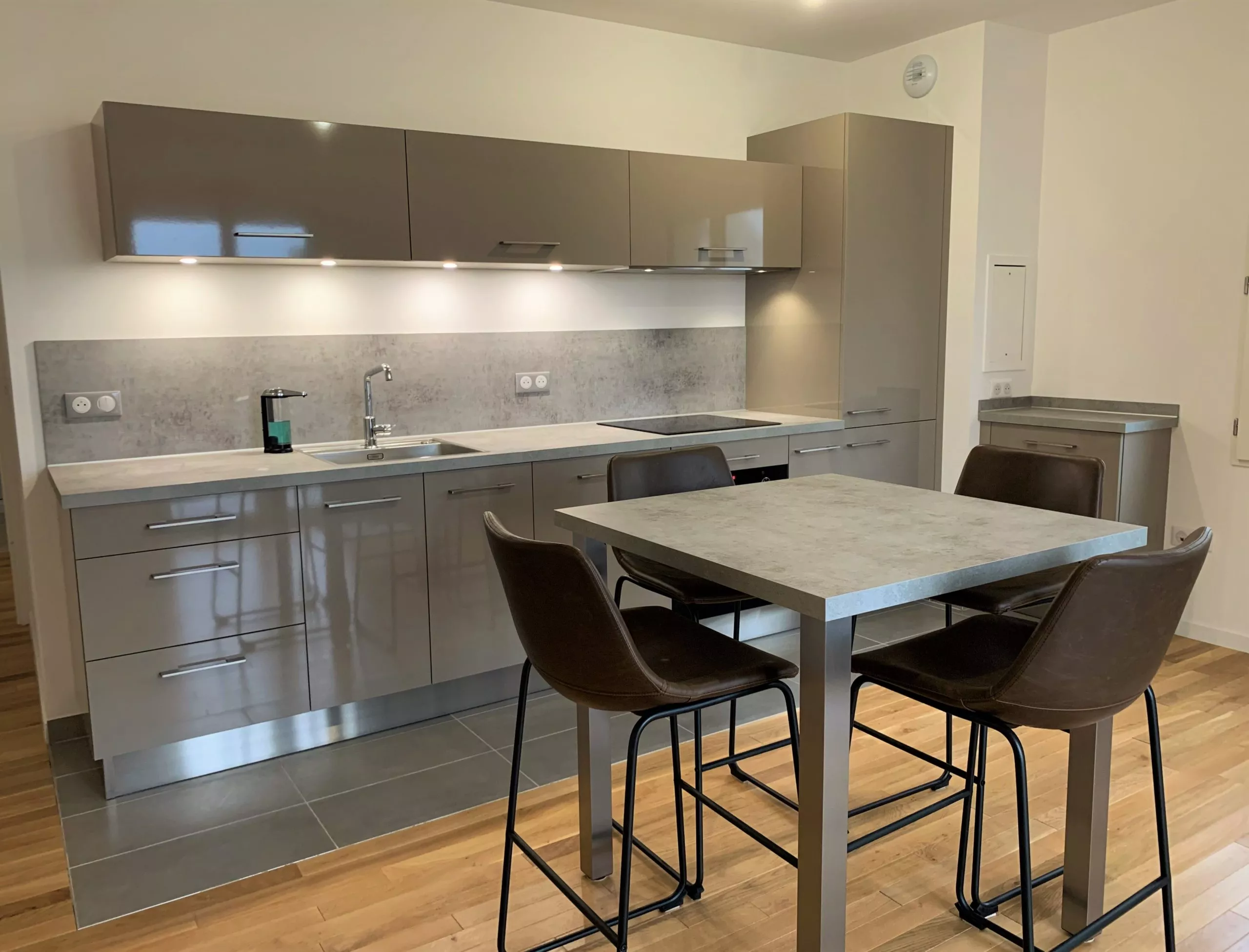 cuisine-taupe-chaise-haute-vincennes