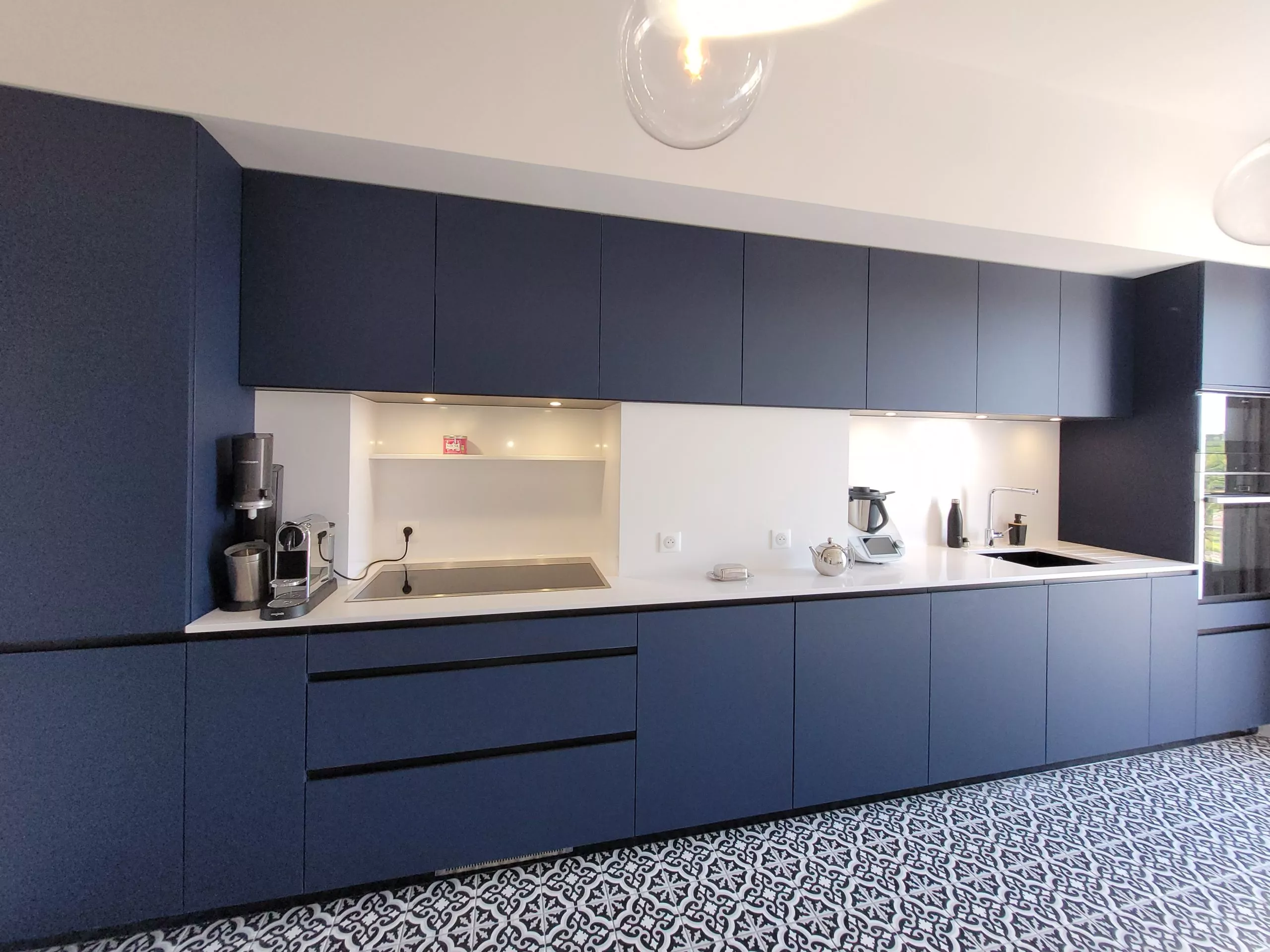 cuisine_bleu_marine_carreaux_ciment_angouleme