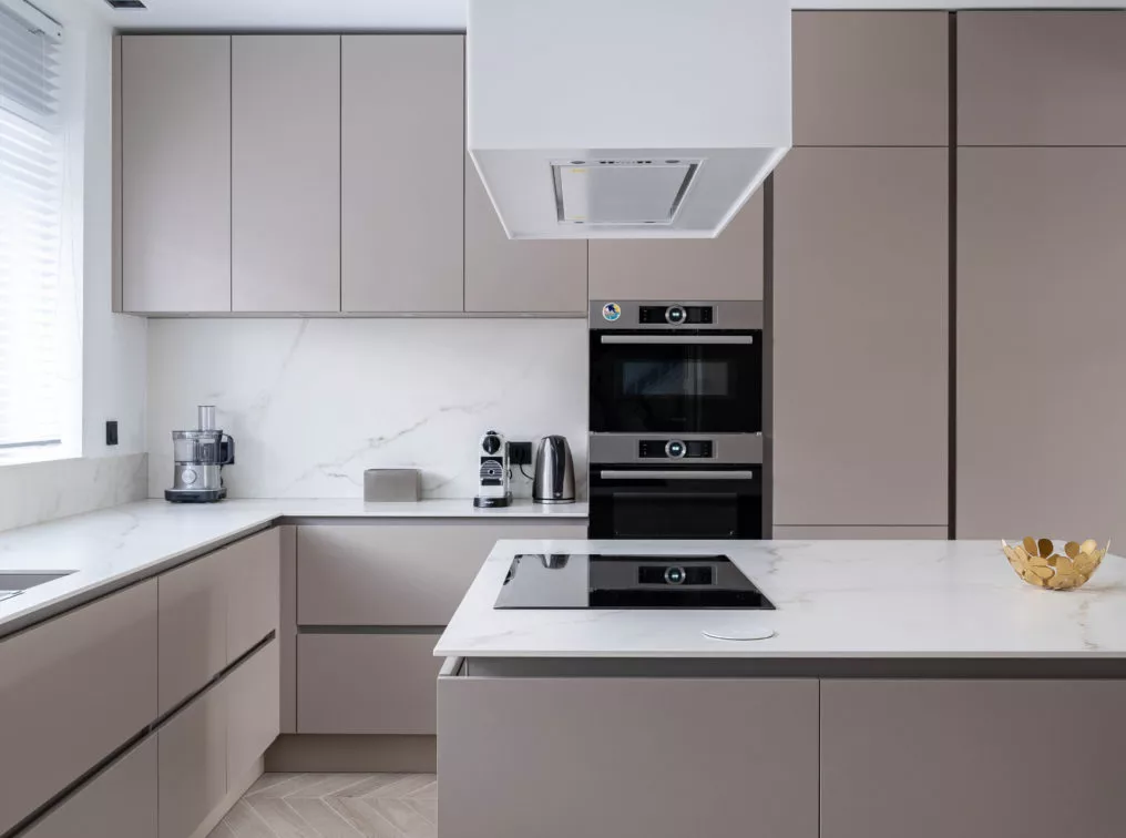 cuisine-design-plan-travail-ceramique-effet-marbre-luxembourg