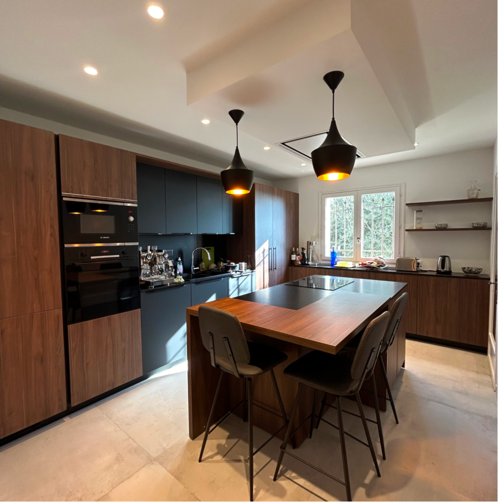 Cuisine décor bois et noire design intemporelle