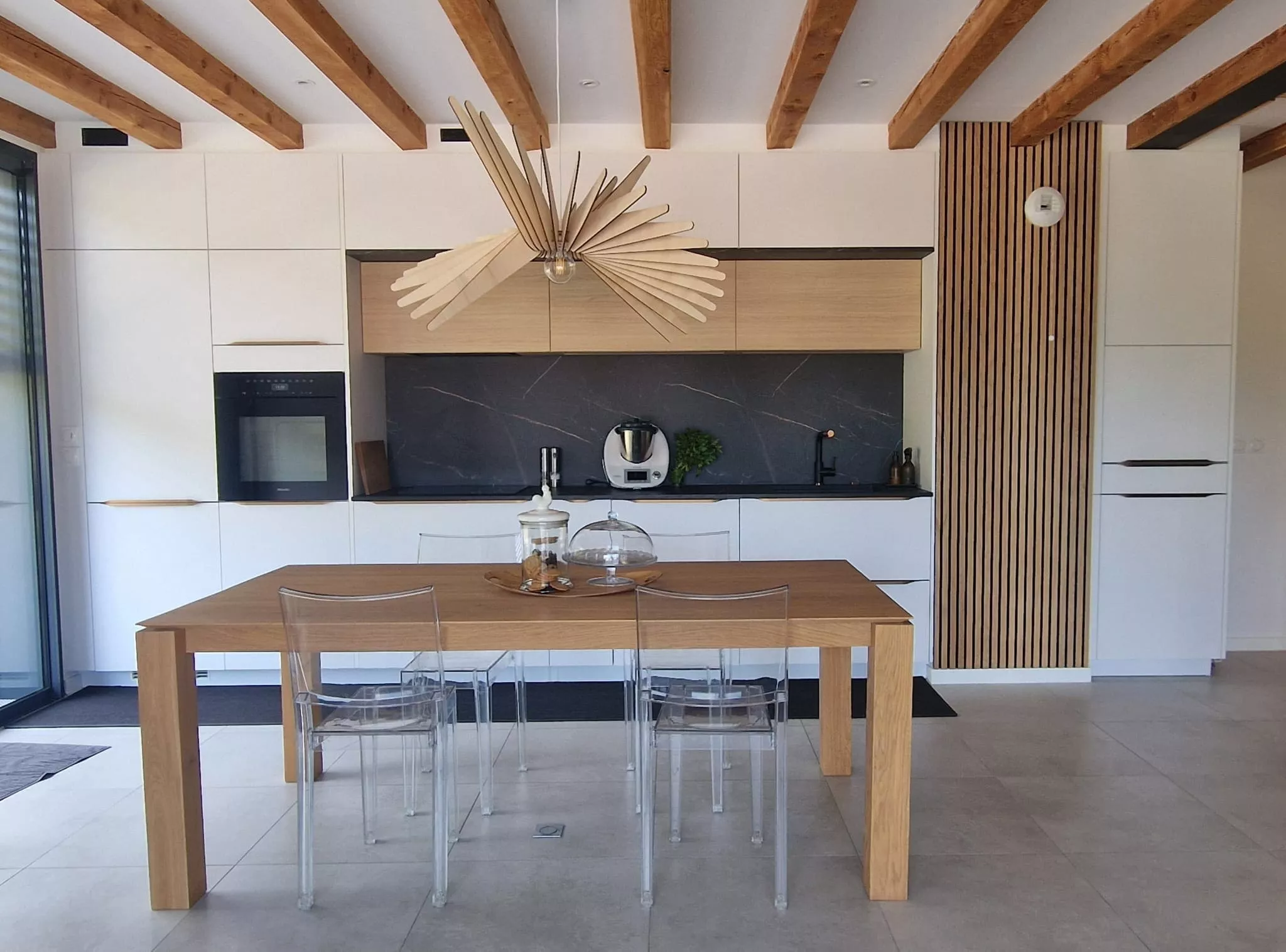 Cuisine blanche et bois, chic et intemporelle - Arthur Bonnet Gap (05)