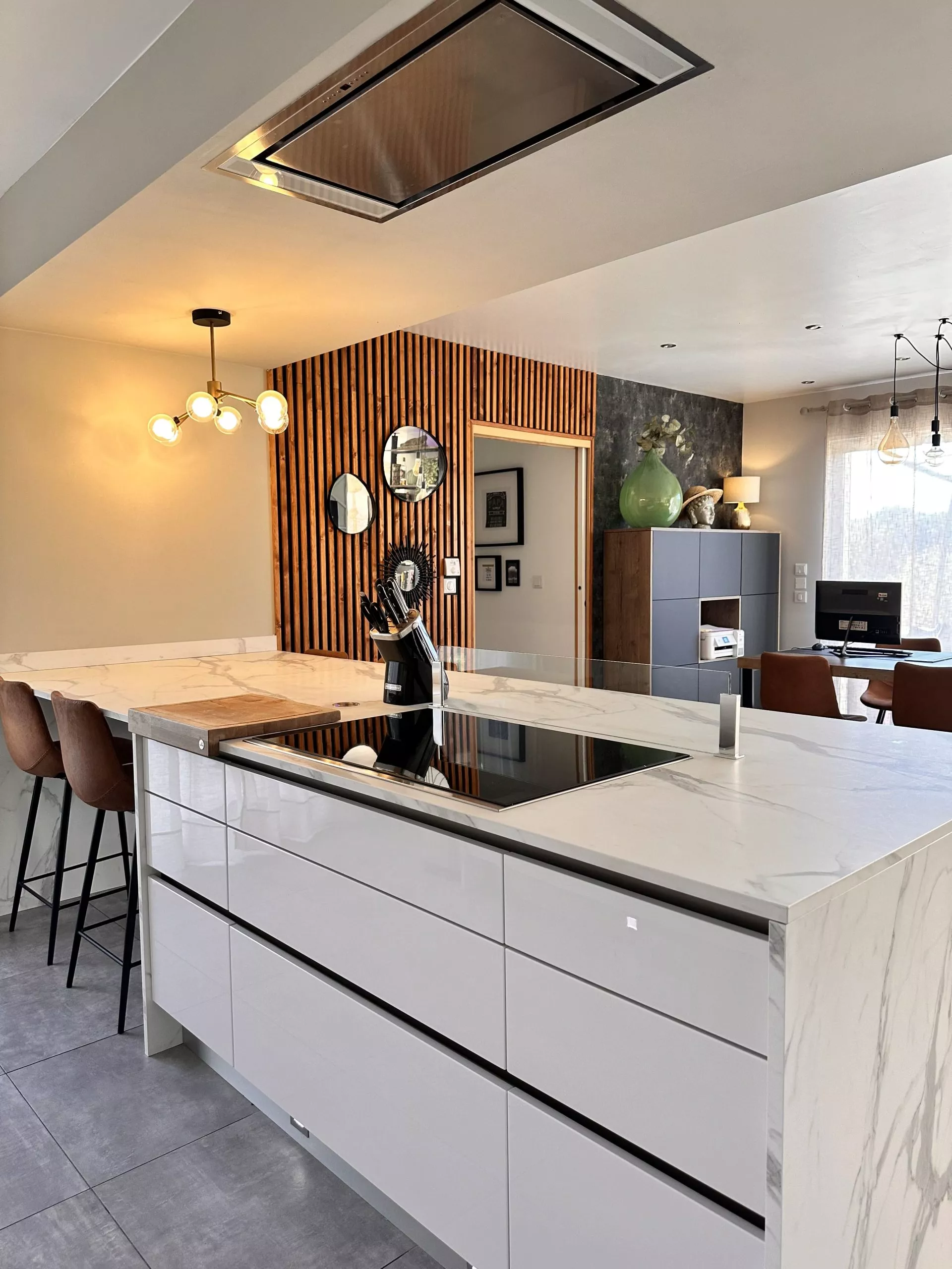 Cuisine blanche moderne, sobre et chic - Arthur Bonnet Fréjus (83)