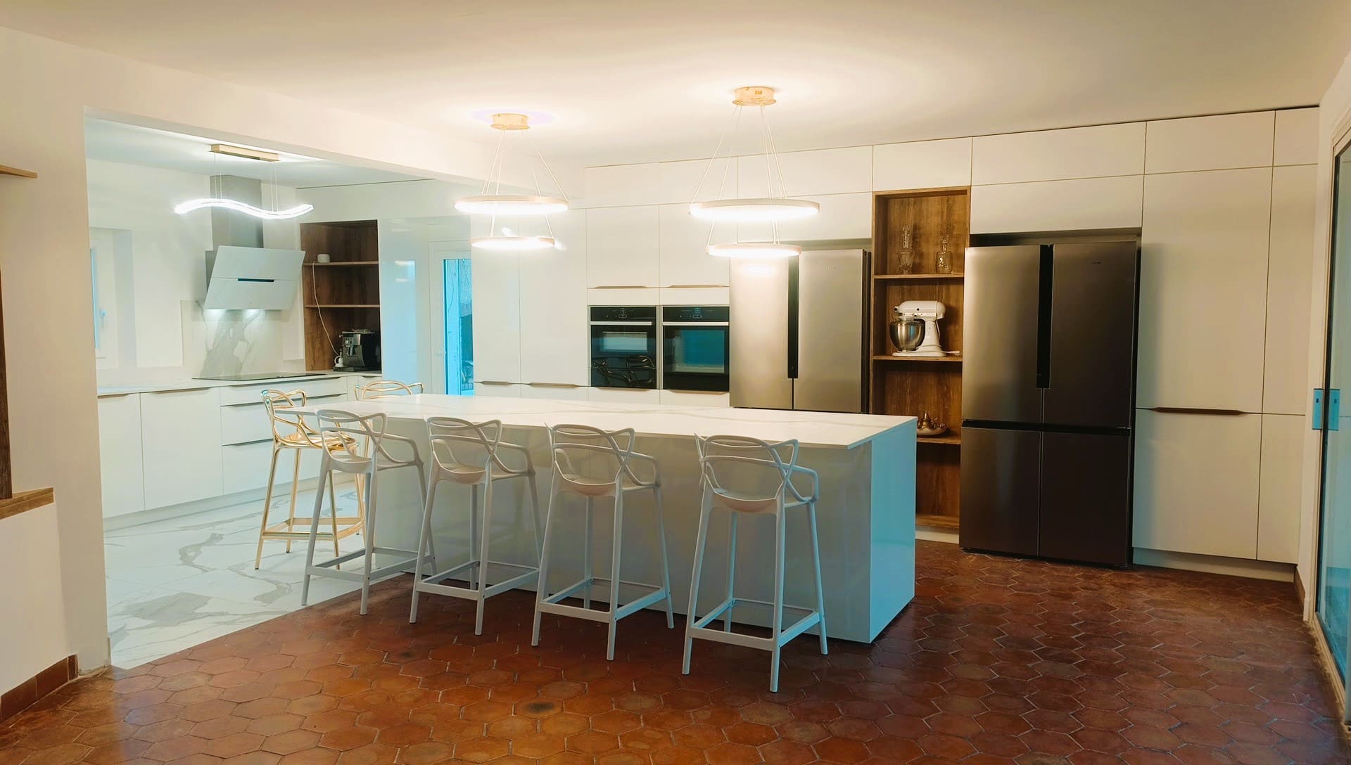 Cuisine blanche avec claustra au design élégant - Arthur Bonnet Toulon La Garde (83)