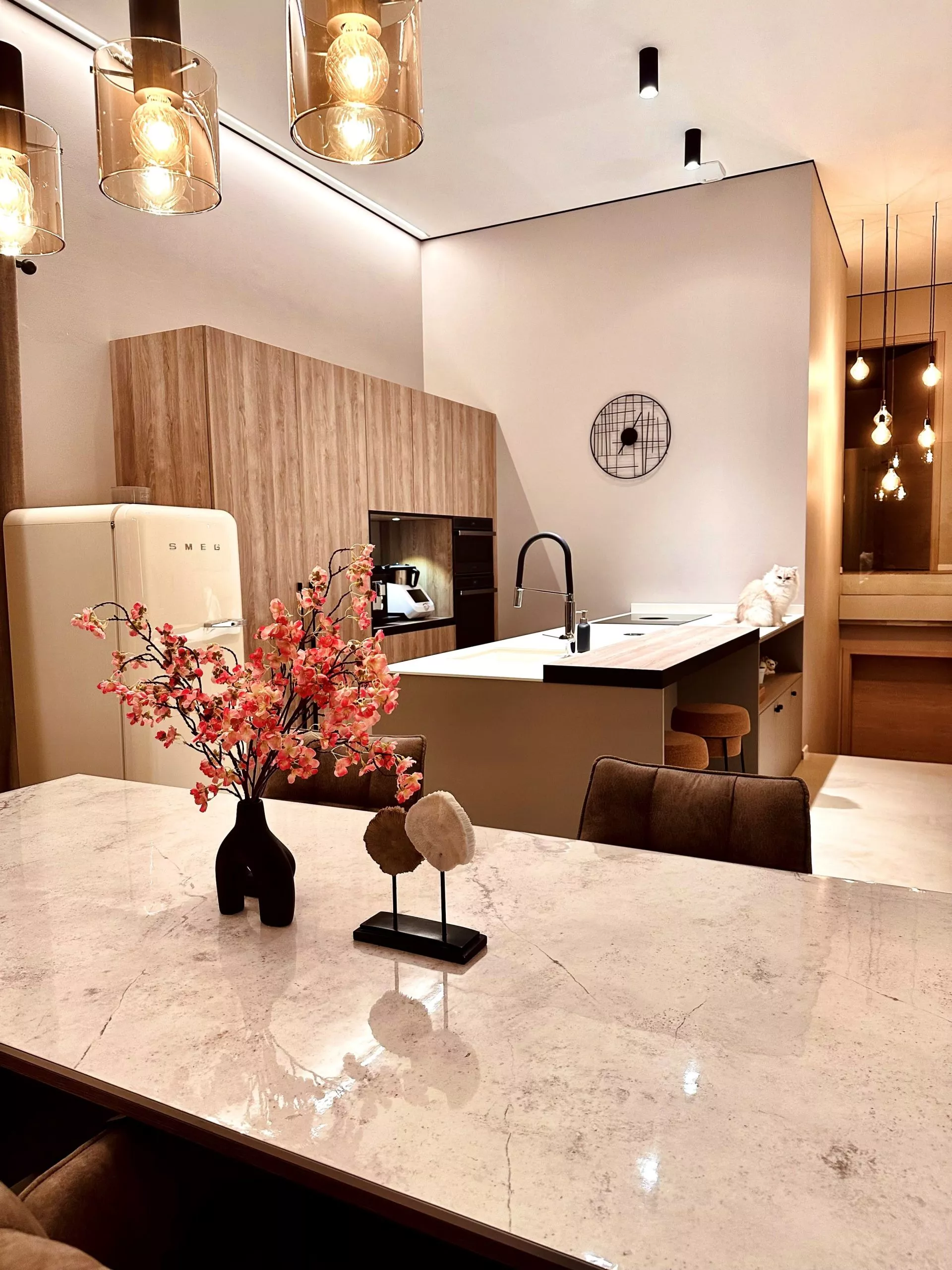 Cuisine contemporaine et design, blanche et bois - Arthur Bonnet Strassen (Luxembourg)