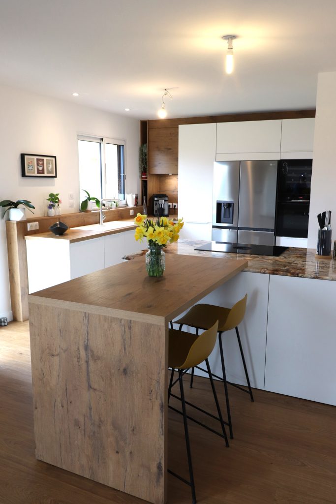 Cuisine scandinave épurée, blanche et décor bois - Arthur Bonnet Nantes (44)