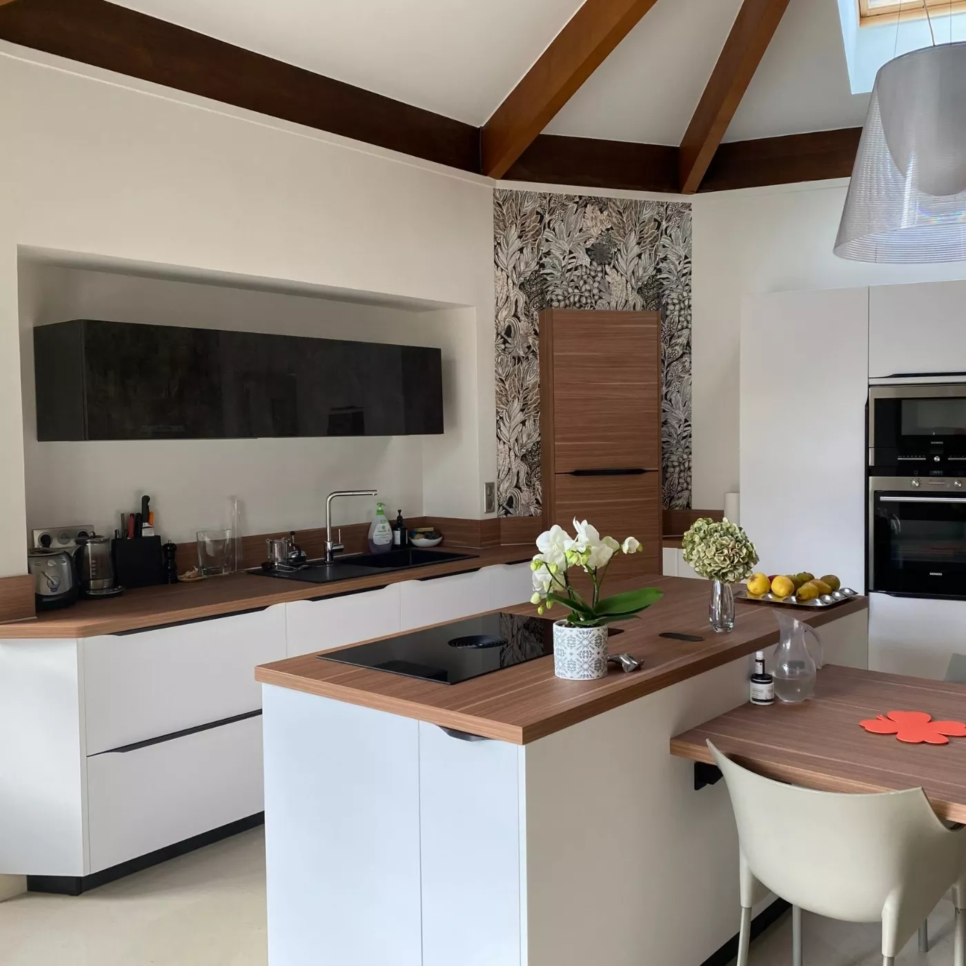 Cuisine noire et blanche, contemporaine et conviviale - Réalisation Arthur Bonnet Angers (49)