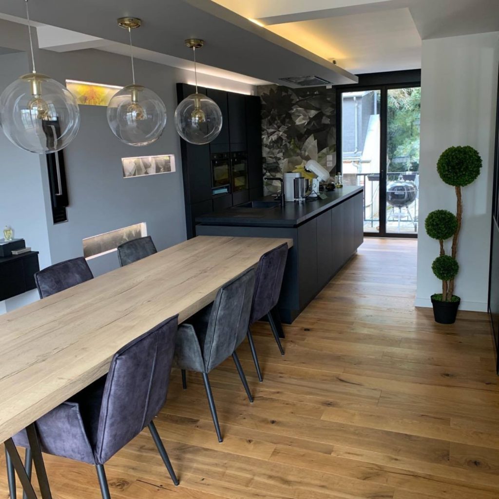 Cuisine moderne noire avec îlot central et papier peint