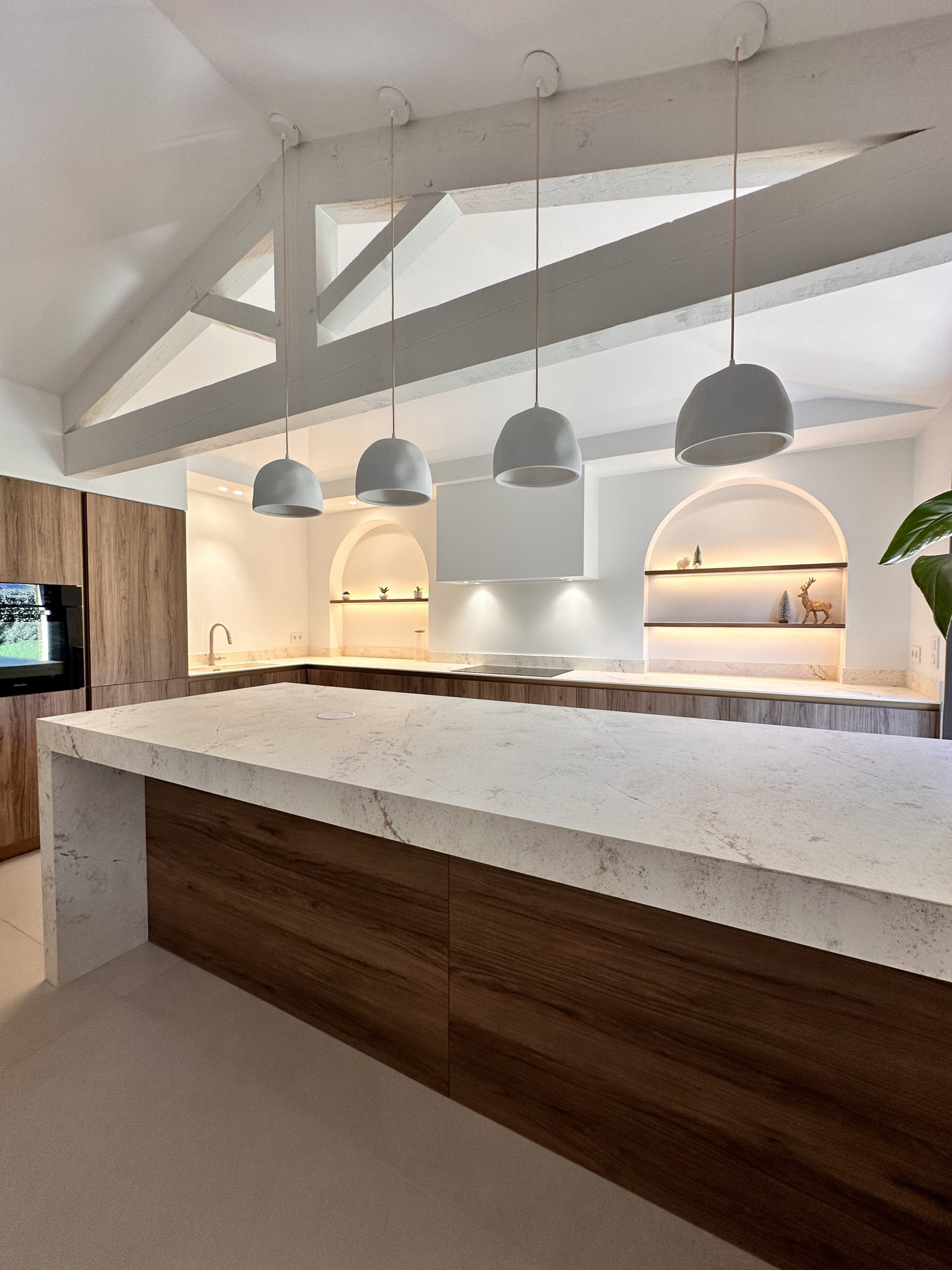 cuisine-blanche-et-decor-bois-moderne-design-luxe