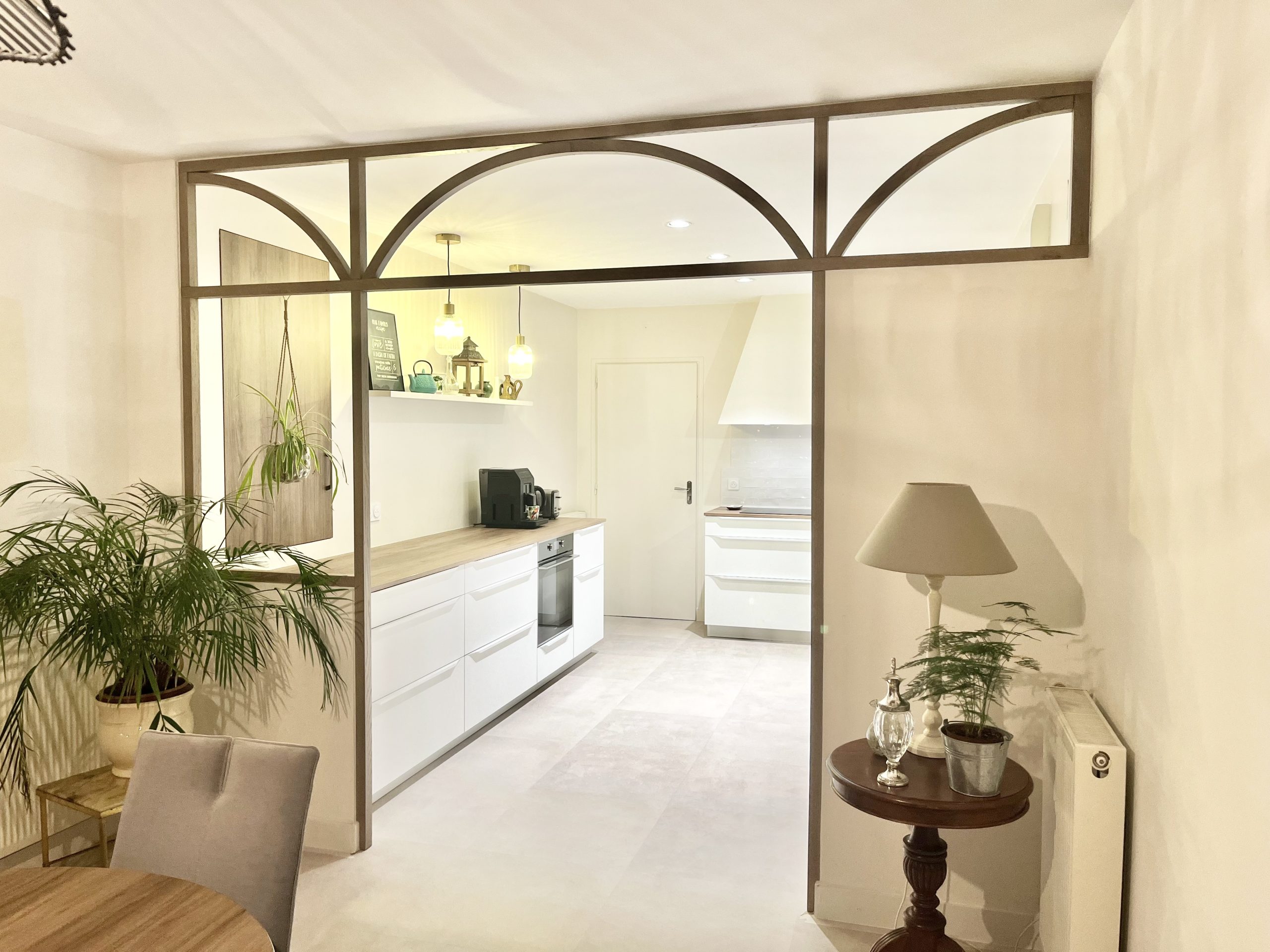 cuisine-moderne-lumineuse-blanche-et-bois