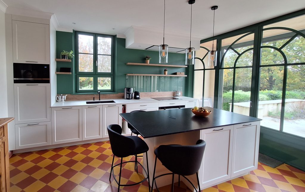 cuisine-classique-blanche-aux-murs-verts
