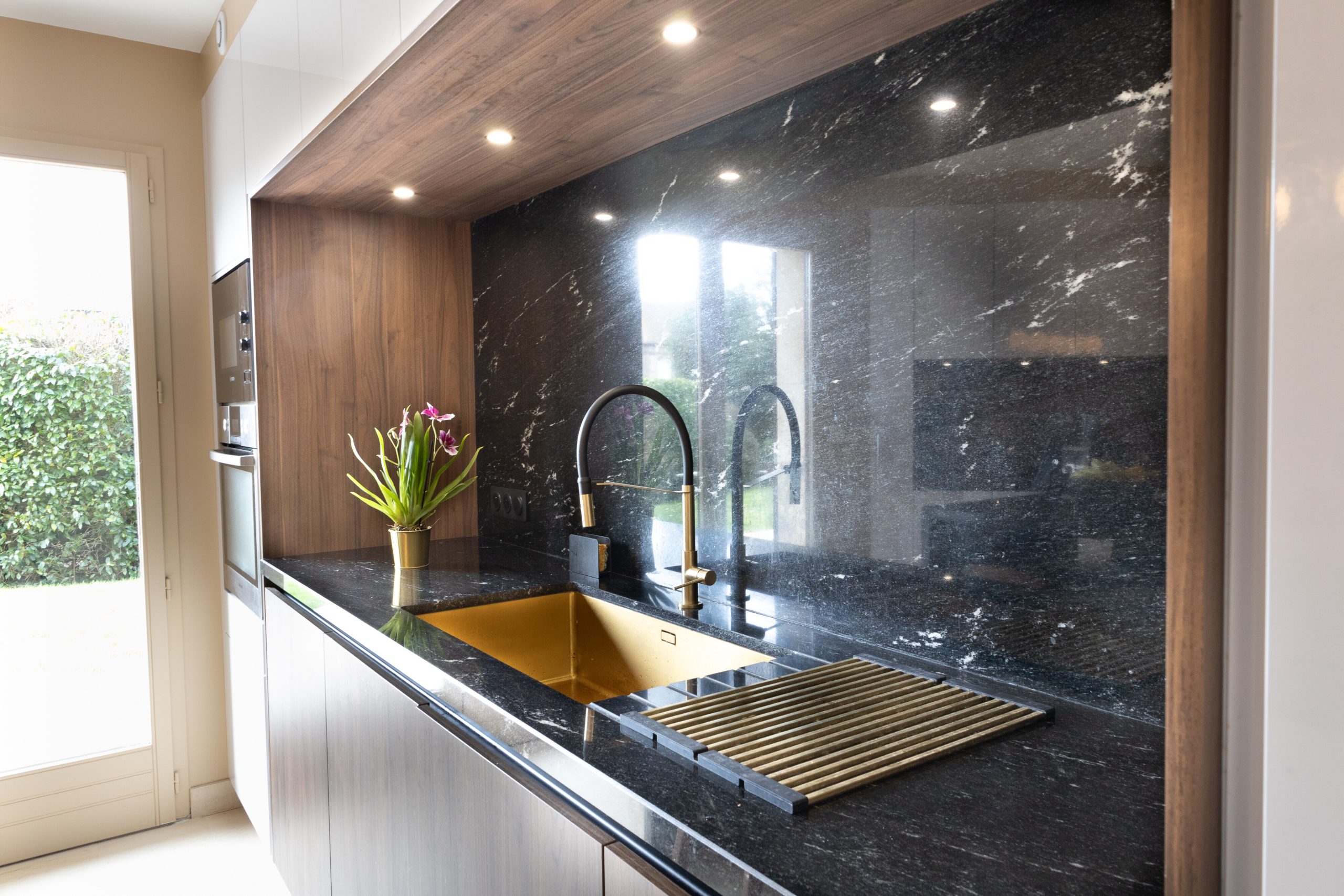 cuisine-contemporaine-noire-bois