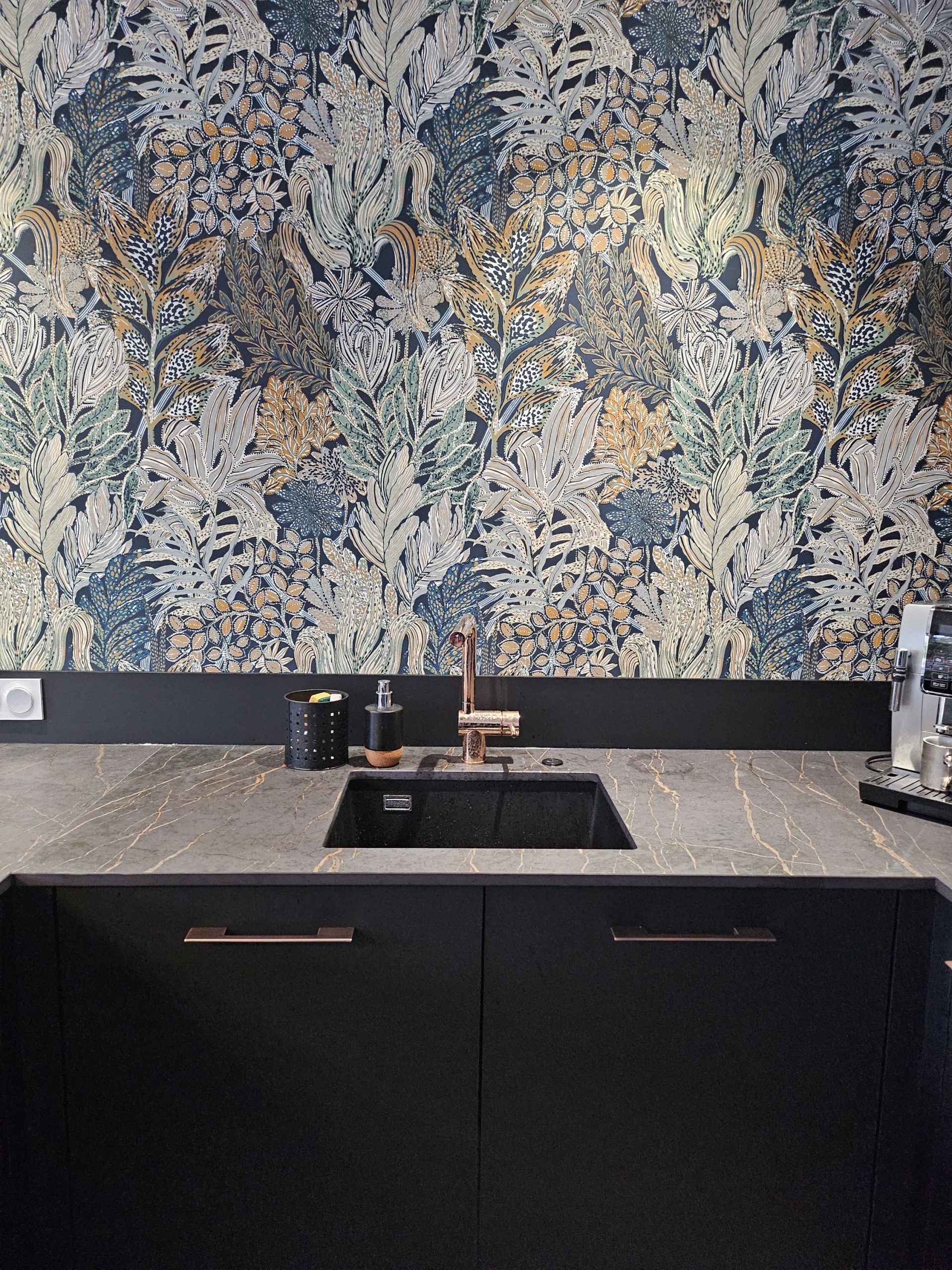 cuisine-moderne-elegante-avec-papier-peint-floral