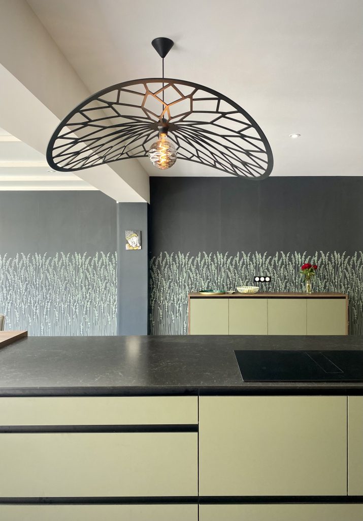 cuisine-verte-et-bois-design-et-spacieuse