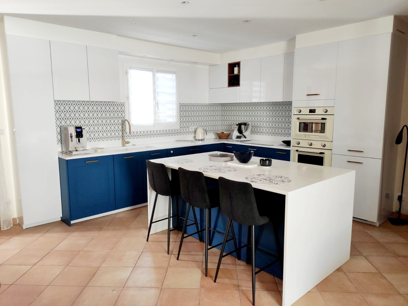 cuisine-bleue-et-blanche-style-classique