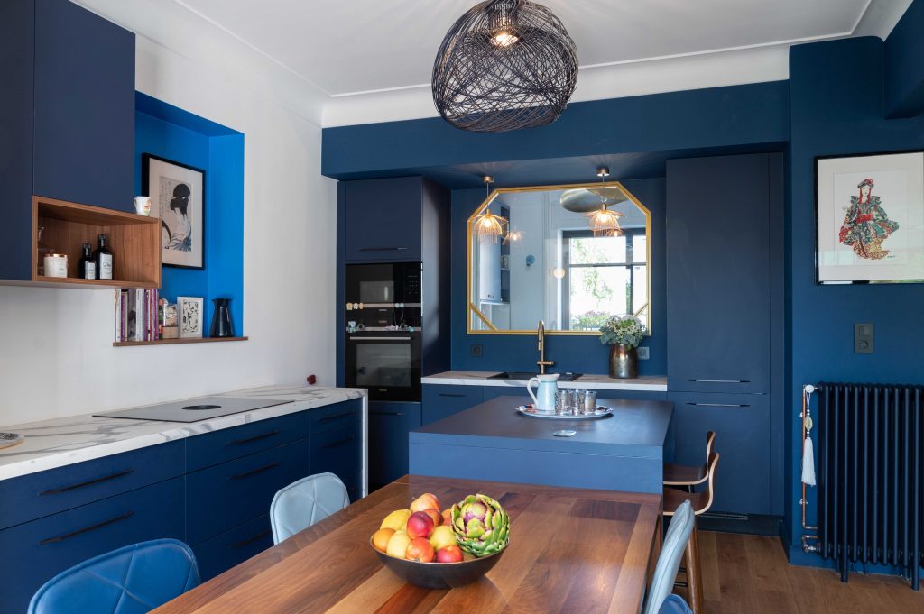 Cuisine-moderne-bleue-et-blanche-style-scandinave-Arthur-Bonnet-Luxembourg