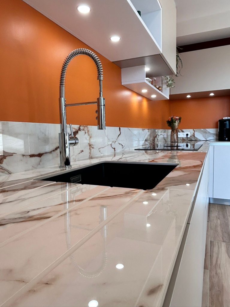 cuisine-moderne-elegante-blanche-et-terracotta