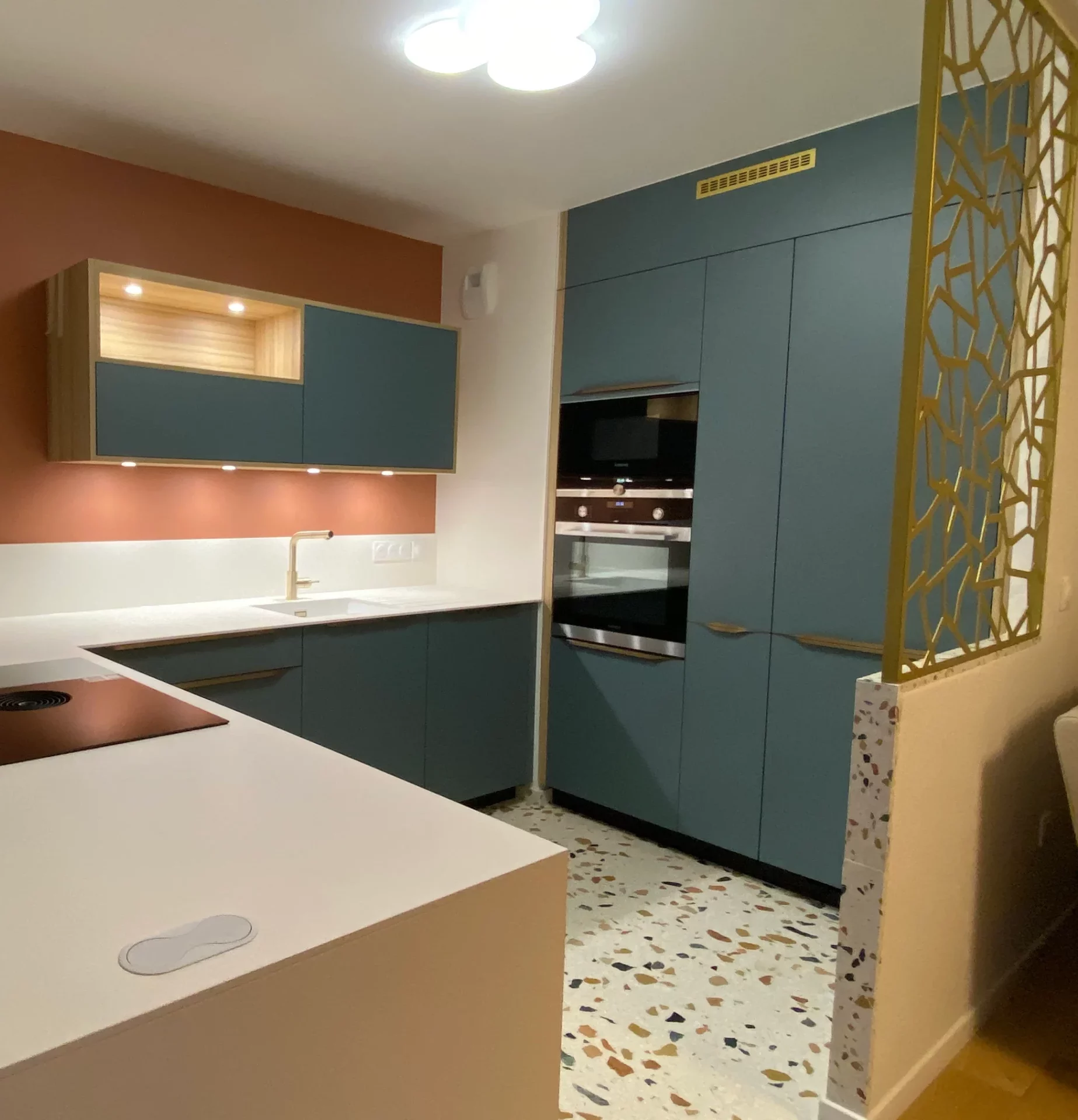 cuisine-bleue-en-L-et-terracotta-arthur-bonnet-cormeilles-en-parisis