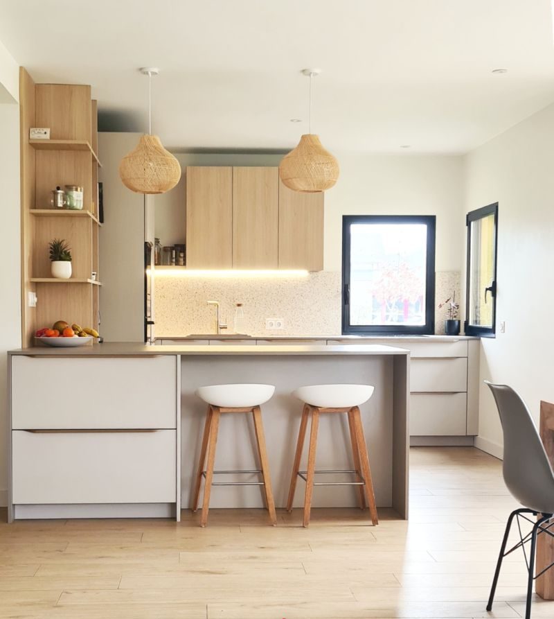 Cuisine beige et bois naturelle lumineuse