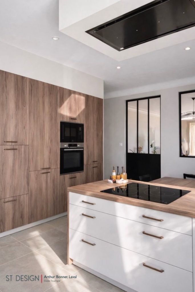 Cuisine contemporaine bois et blanc à Laval