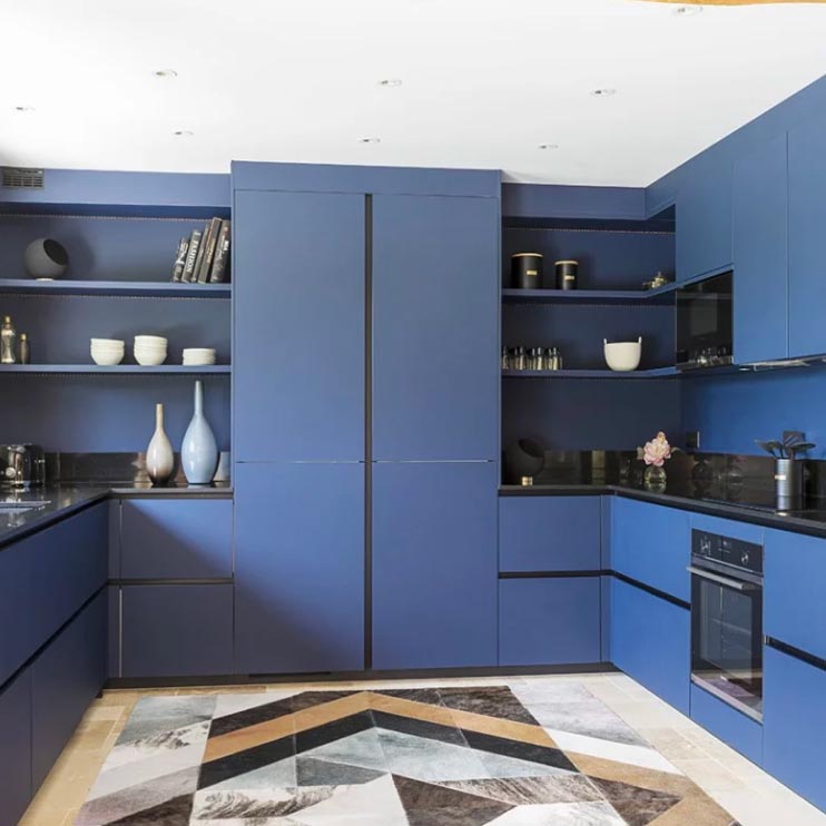 Cuisine design bleue et marbre
