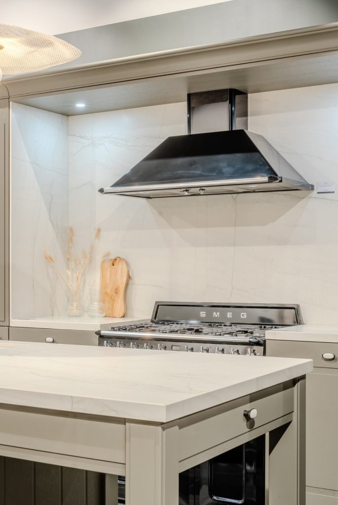 cuisine-classique-bois-marbre-arras-min