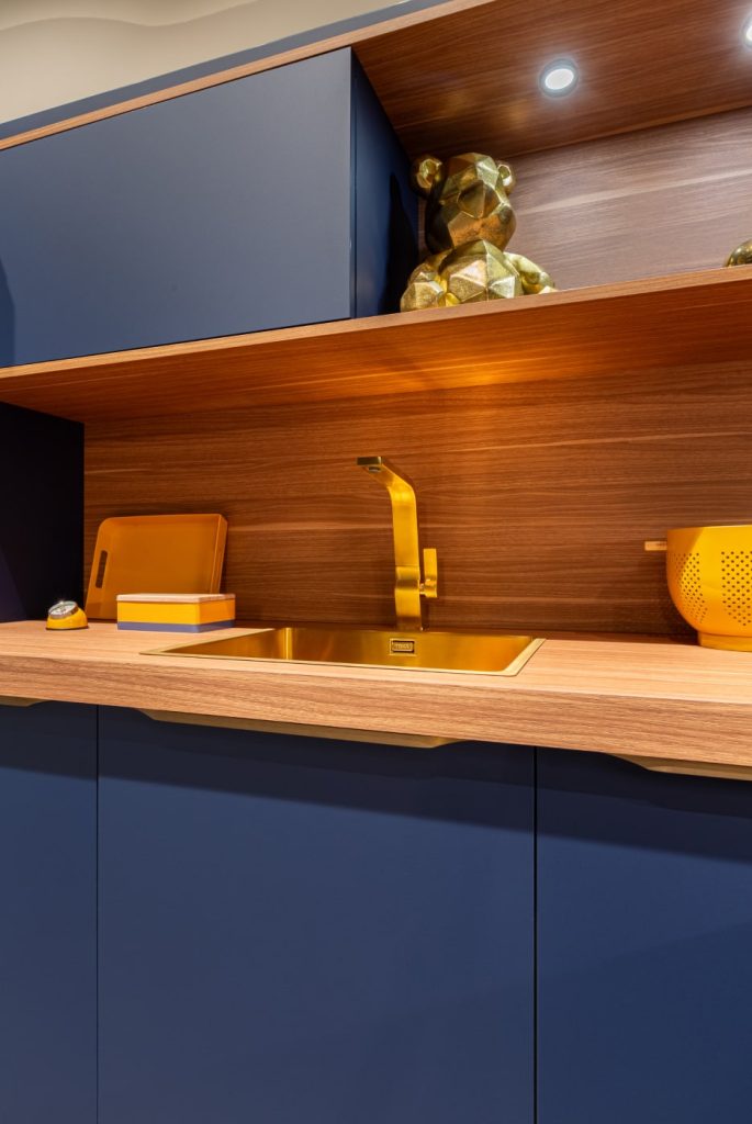 cuisine-scandinave-bleu-bois-saint-gervais-la-foret-min