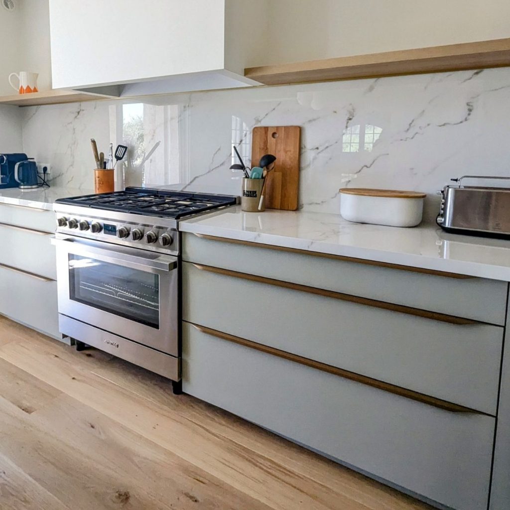 cuisine-bleue-avec-piano-de-cuisson